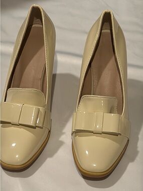 MIOKE Cream Patent Leather Bow Pumps | Coquette Chunky Block Heel  size 6.5